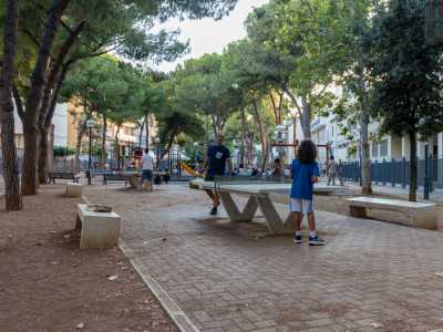 ...l� dove troviamo a giocare un padre con il figlio...